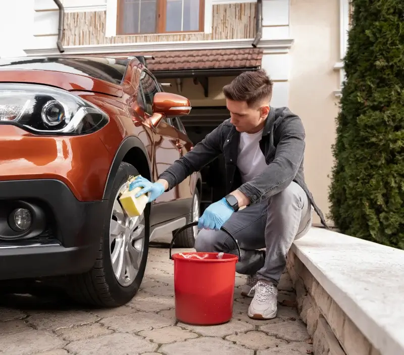 Lavage auto à domicile Azannes-et-Soumazannes : professionnel intervenant sur un véhicule